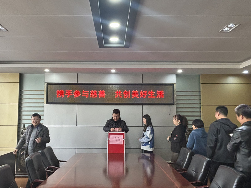 11月22日，322地质队开展“慈善一日捐”活动。图为干部职工踊跃捐款_副本.jpg